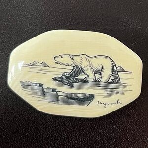 Scrimshaw pin - polar bear